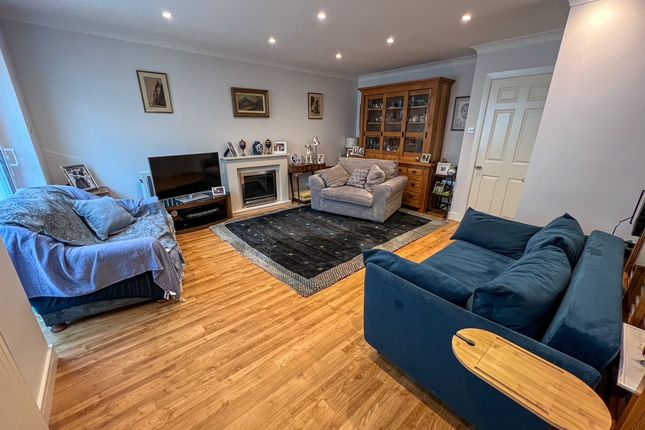 Lytcott Drive, West Molesey photo 3