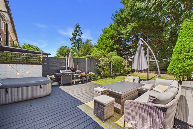 2 Gale Crescent, Banstead photo 3