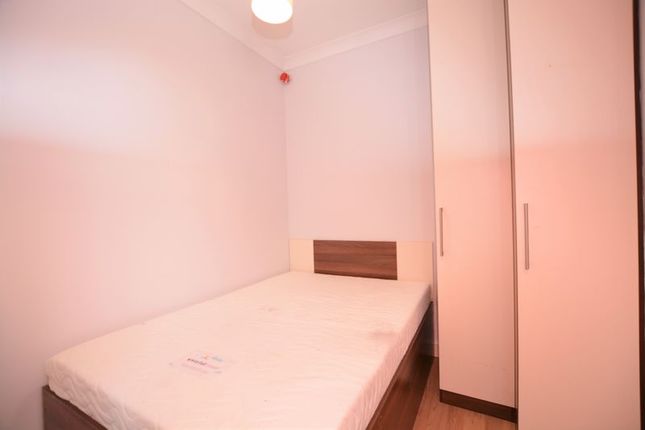 Flat to rent in High Street, Slough