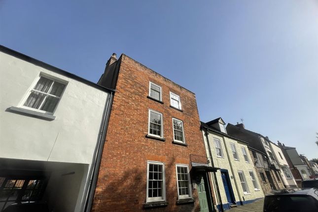 Town house to rent in High Street, Newnham