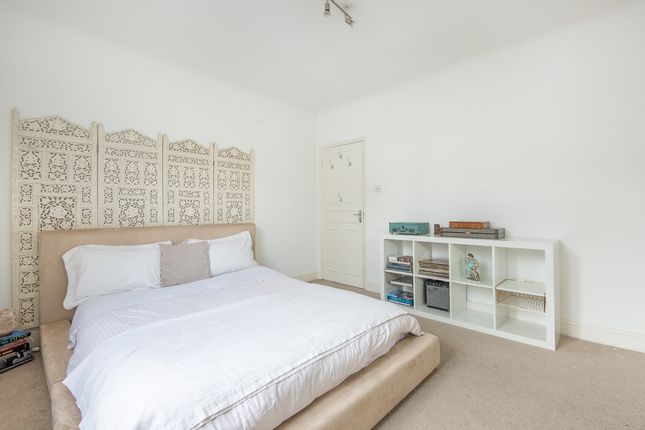 Flat to rent in Donne Place, London