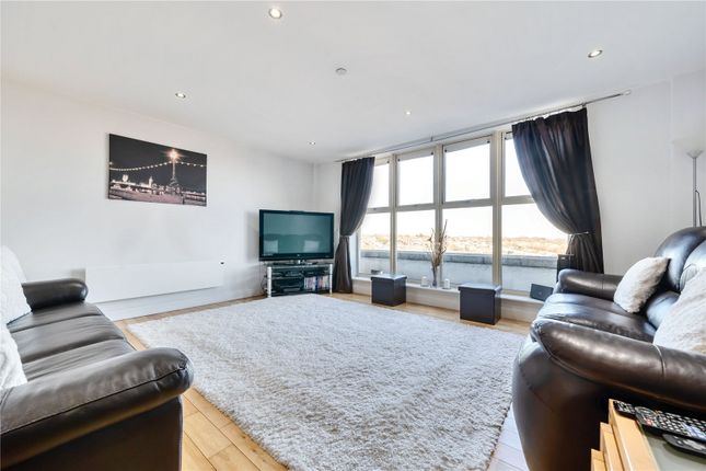 Flat for sale in Chase Side, London