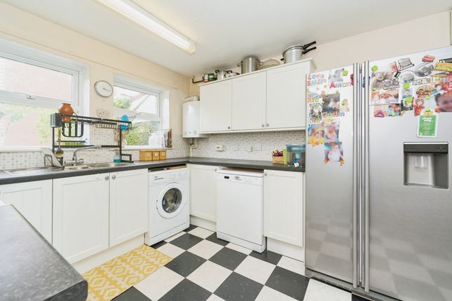 45, Loxwood Close, Feltham photo 4