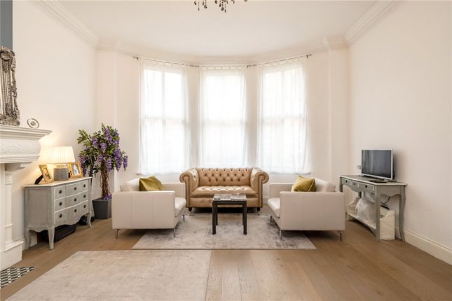 Studio to rent in Kensington Court, London