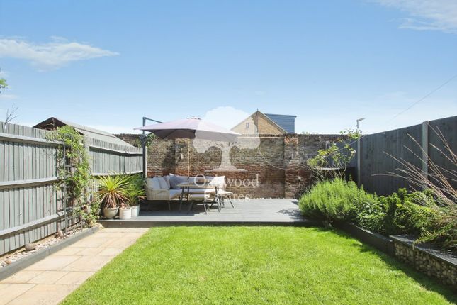 5b, Leas Drive, Iver photo 4