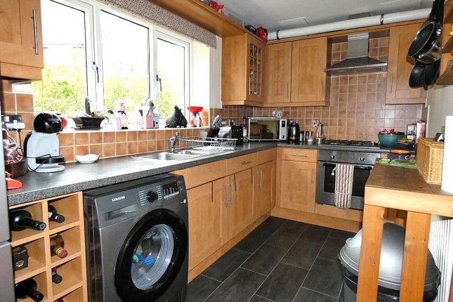 2 Chestnut Gardens, Leeds photo 2