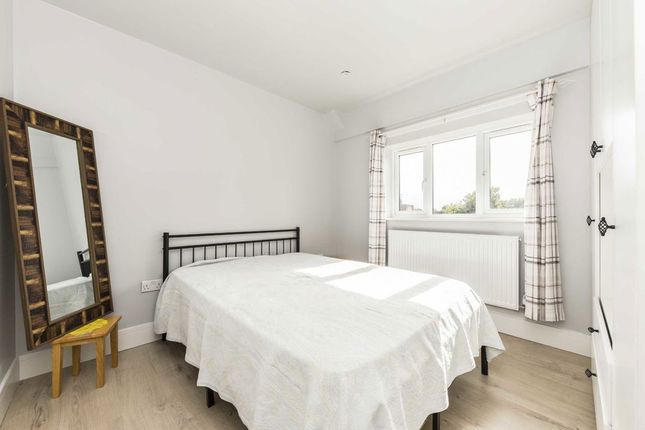 15, Cherry Crescent, Brentford photo 4
