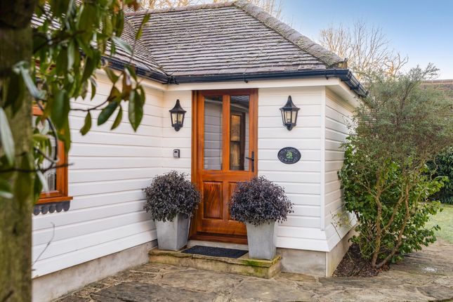 Thumbnail Cottage to rent in Kerves Lane, Horsham