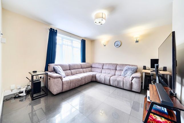 134 Usk Road, Aveley, Essex photo 4