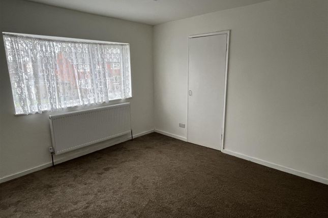 92, Plash Drive, Stevenage photo 2