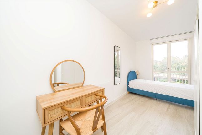 Flat 5, 22, Three Pigeons House, High Street, London photo 4