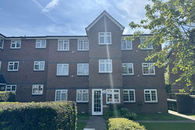 Flat to rent in Abbotsbury Court, Horsham