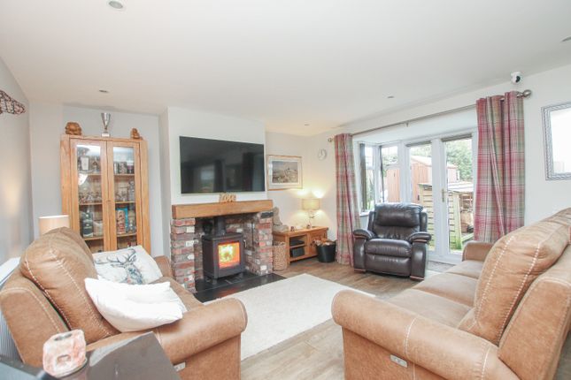 12 Warwick Close, Saxilby, Lincolnshire photo 3
