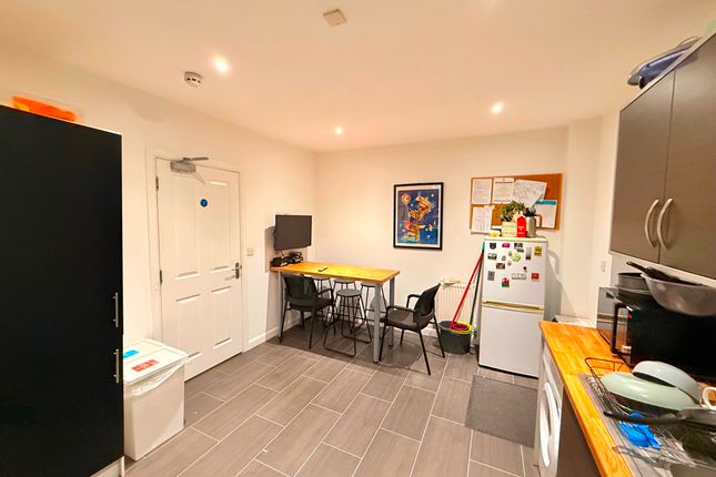 Room 3, 25 Garland Road, Colchester photo 2