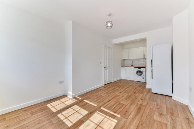 Thumbnail Flat to rent in High Street, Banstead