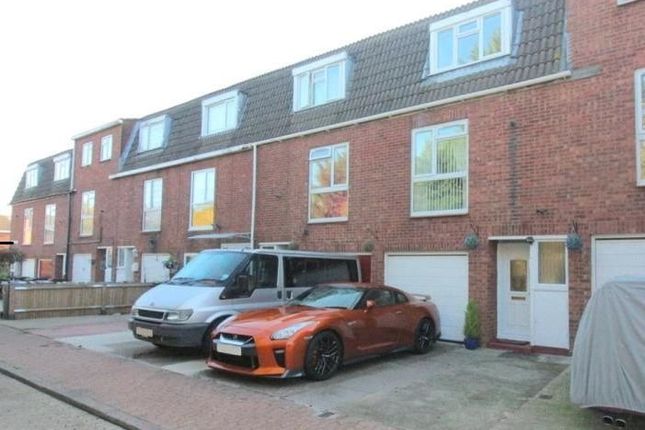 Thumbnail Town house for sale in Tomkins Close, Borehamwood, Hertfordshire
