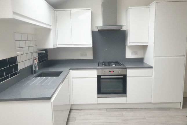 Flat to rent in Jhumat Place, Ilford, Essex