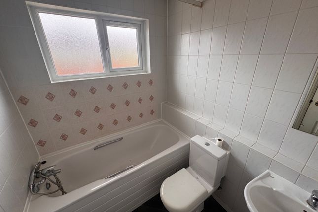 25, Cheviot Close, Hayes, Middlesex photo 5
