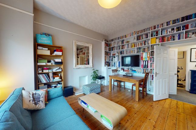 Flat for sale in Silverdale, London