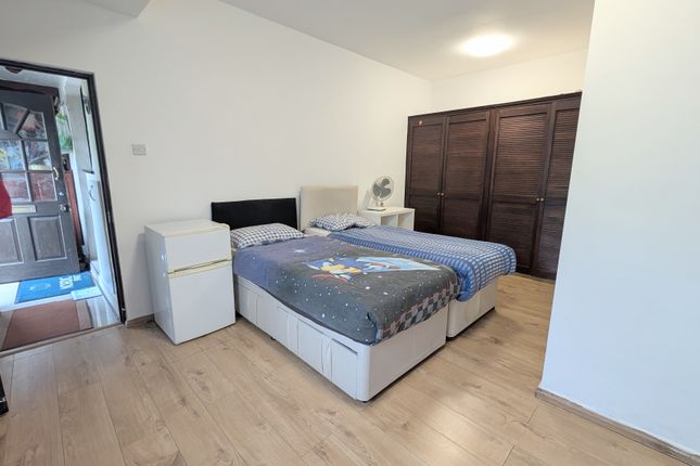 Studio flat 167, HARROW photo 3