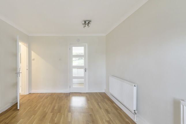 Flat 9, Oakdene,, Oaks Avenue, London photo 2