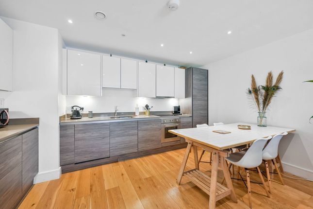 Flat for sale in Gullivers Walk, Rotherhithe, London