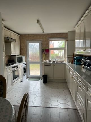 Room 2, 12 Tash Place, London photo 4