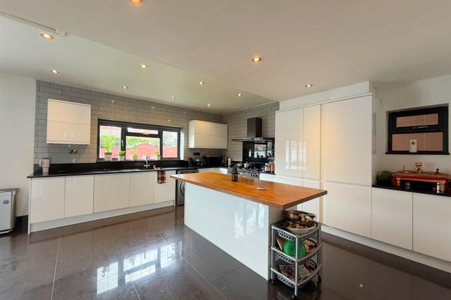17, Stoughton Drive, Leicester photo 3
