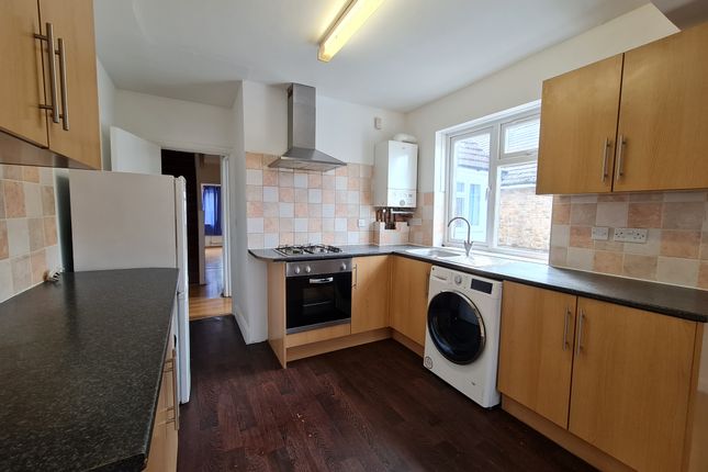 Maisonette to rent in Staines Road, Wraysbury