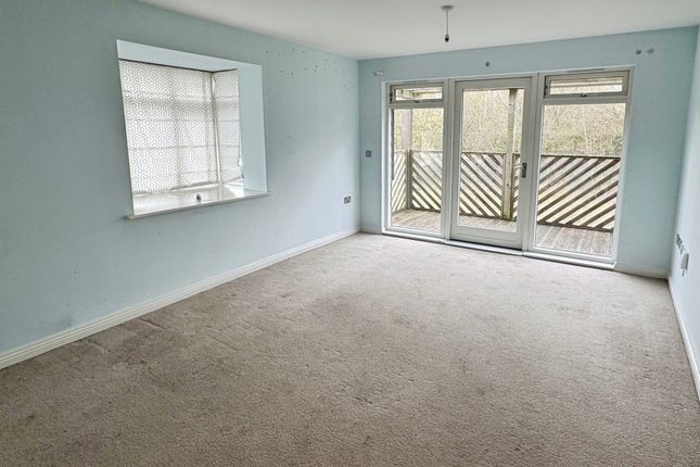 Flat 2, 5, Whitmore Way, Horley photo 4