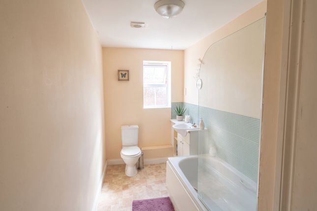 19, Arklay Close, Uxbridge photo 2