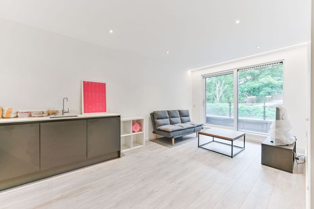 Calum Court, Central Purley photo 3