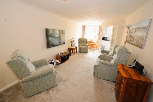 Flat 55 Hart Dene Court, Bagshot photo 2