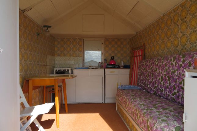 beach hut 522, Victoria Esplanade, Colchester photo 3