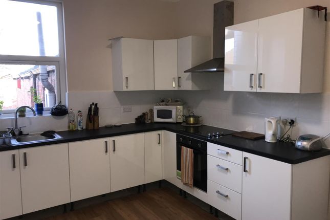 Shared accommodation to rent in Room 4, Flat 320, Beverley Road, Hull