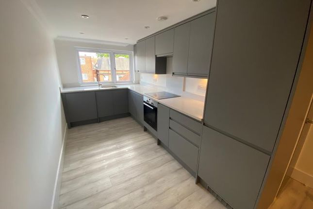 Thumbnail Flat to rent in Station Approach, West Byfleet