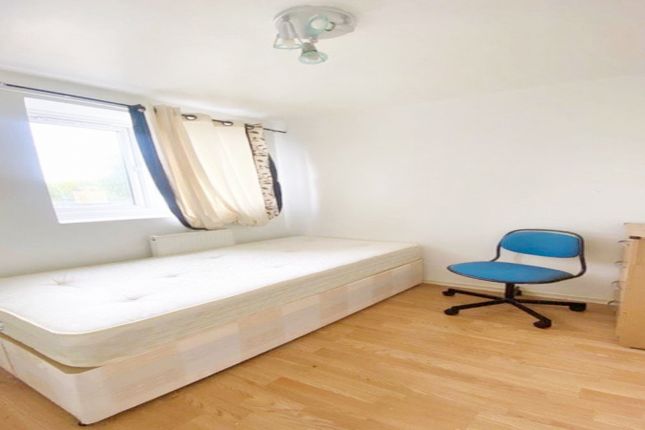 61 Hersham Close, London photo 4