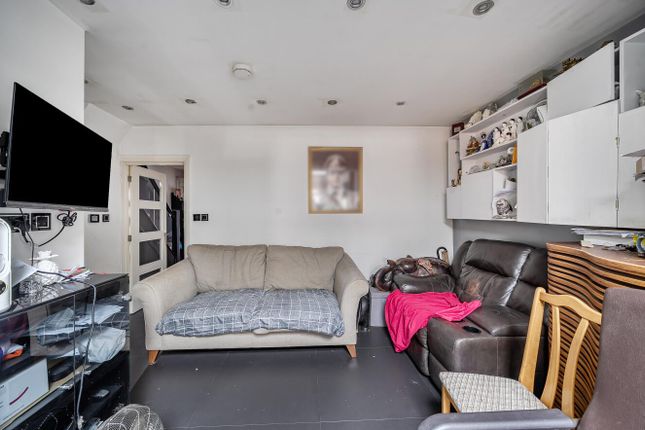 647, Honeypot Lane, Stanmore photo 2