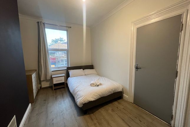 Shared accommodation to rent in Railway Street, Chatham