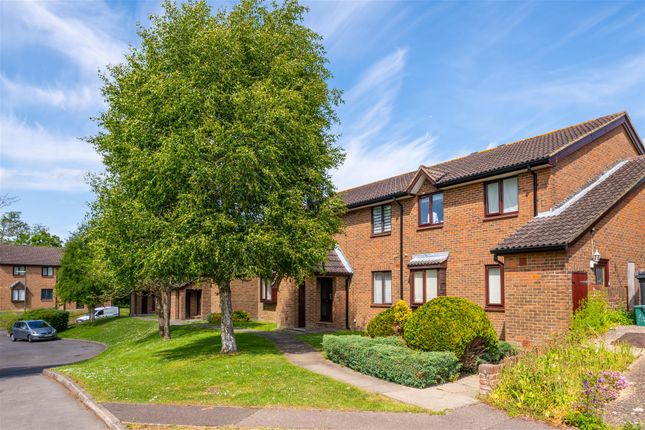 1 bed flat for sale in Park View Road, Redhill RH1