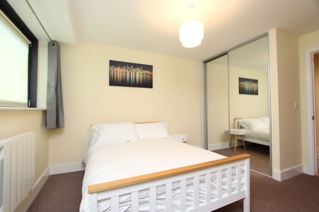 Flat to rent in Flat 89, 41 Millharbour, London