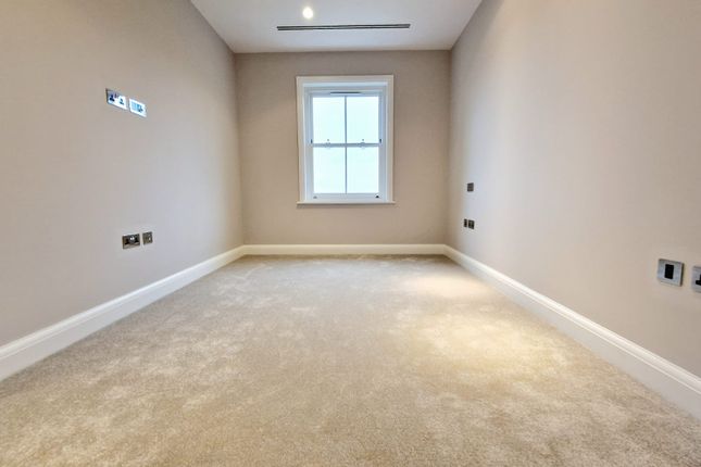 Flat for sale in Camlet Way, Barnet