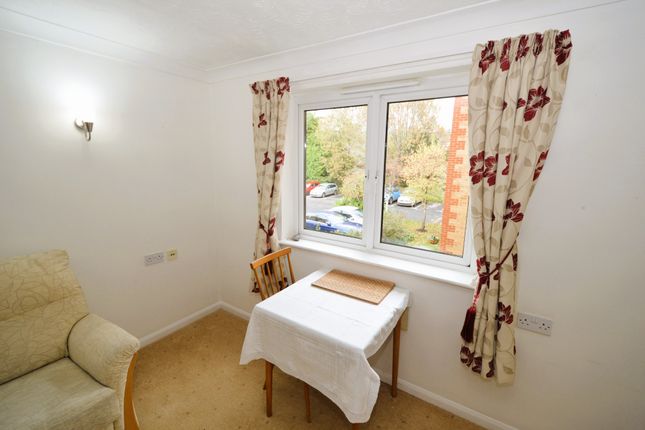 41 Hart Dene Court, Bagshot photo 4