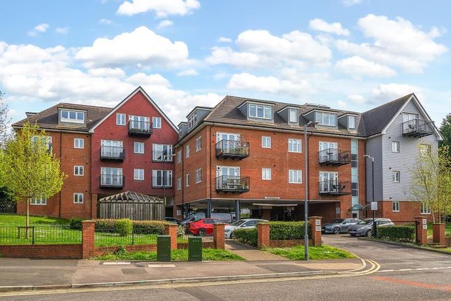 Flat to rent in Crowthorne Road, Bracknell