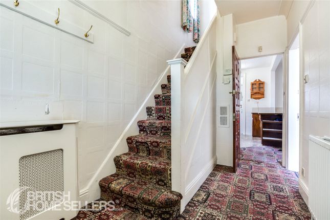 8, Highfield Drive, Batley photo 4