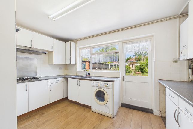104 Reading Road, Northolt photo 2
