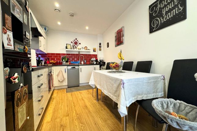 Flat for sale in Featherstone Road, Southall, Greater London