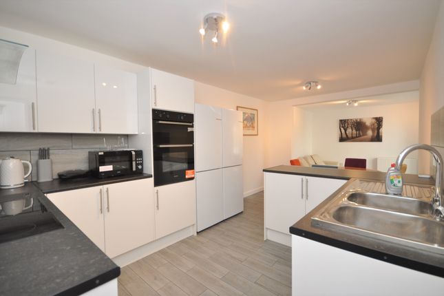 Room 3, 20, Aston Court, Chippendale Road, Crawley photo 2