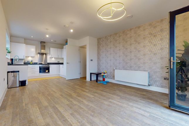 Flat to rent in Tranquil Lane, Harrow