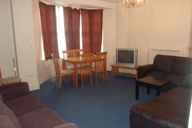 2 bed flat to rent in Queensway, London
